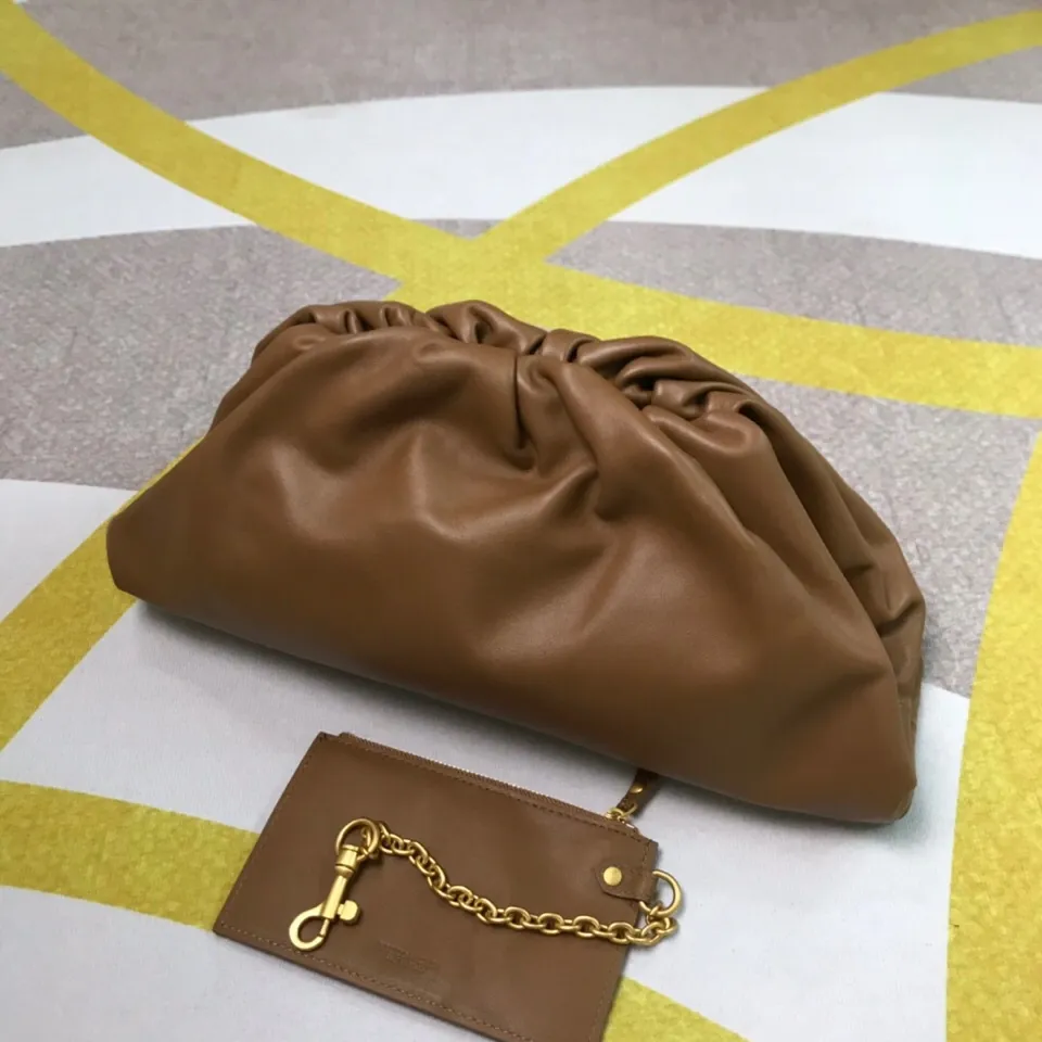 Batch 1660 Bottega Veneta cloud bag ☁️POUCH series Original plain calfskin, super low-key and attractive, soft and casual. Major internet celebrity bloggers are crazy about calling it fashionable and classy, ​​lazy and intellectual. Large size: 38x20x8.5cm (large cloud plain) caramel color
